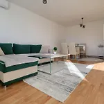 Sunnyside Apartment *